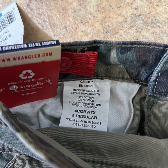 NWT.  NWT  WRANGLER CARGO SHORTS - Picture 4 of 5